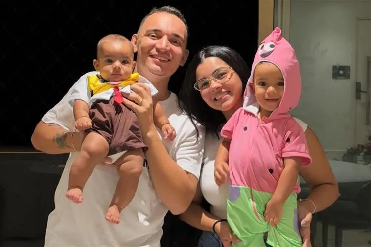 Ary Mirelle e João Gomes comemoram os quatro meses do filho Joaquim