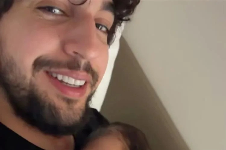 Nattan encanta a web ao mostrar Zuza Helena dormindo em seu colo