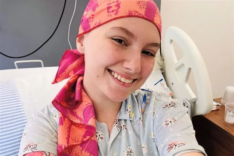 Isabel Veloso morre aos 19 anos em decorrência de um câncer