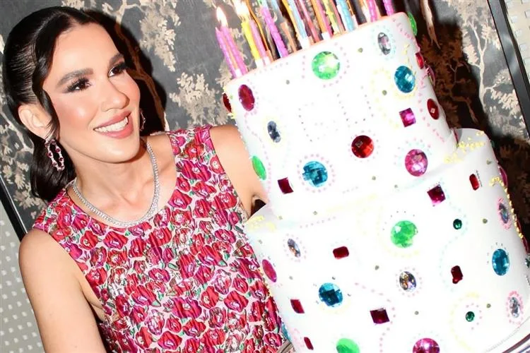 Giuliana Botelho comemora 4.5 em clima de festa e alto-astral
