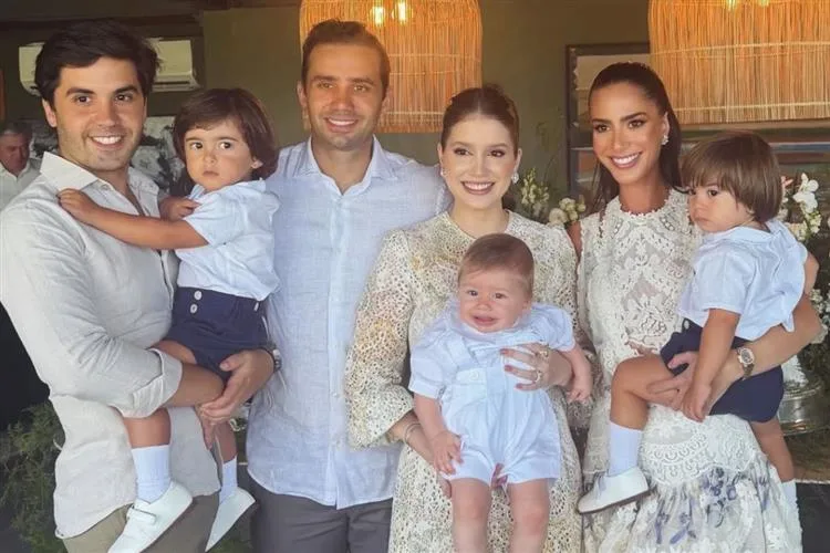 Ligia e Sayde Bayde levam o filho João à pia batismal
