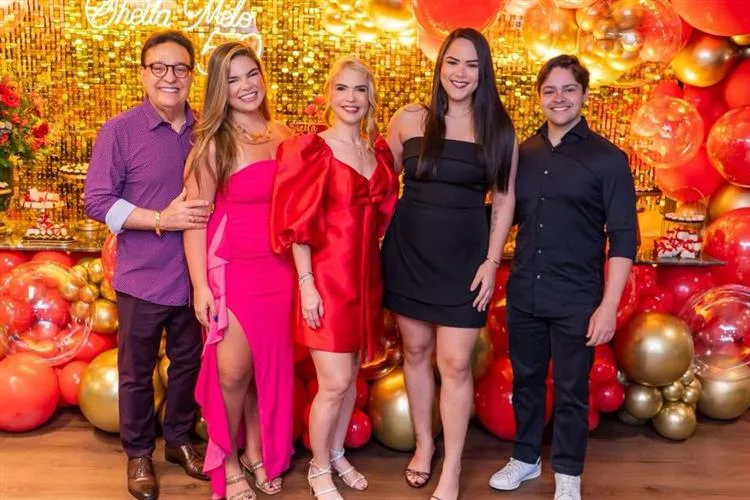 Sheila Melo comemora 50 anos em party com muito amor e alegria