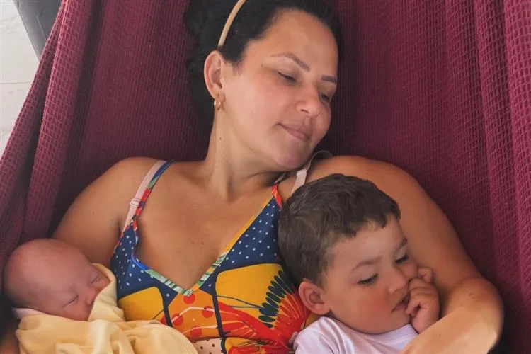 Luciana Ribeiro vive domingo de afeto em família na praia de Ariós