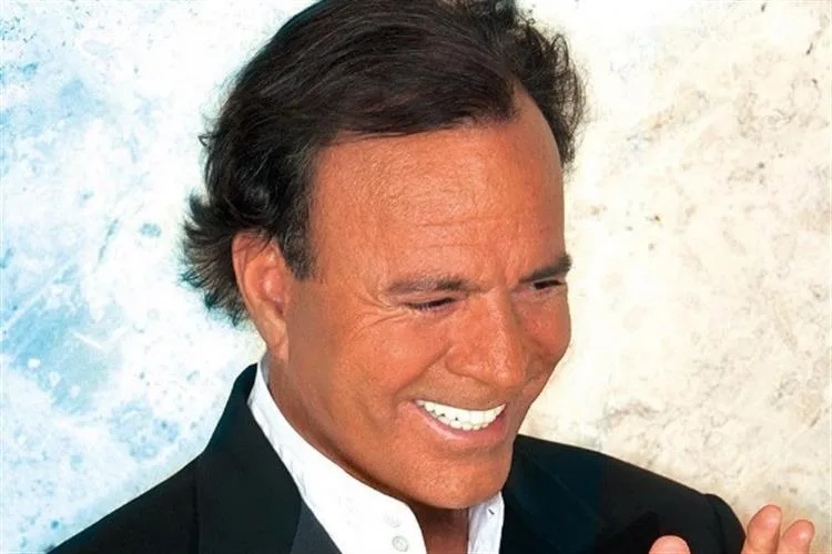 Acusado de assédio sexual, Julio Iglesias se cala