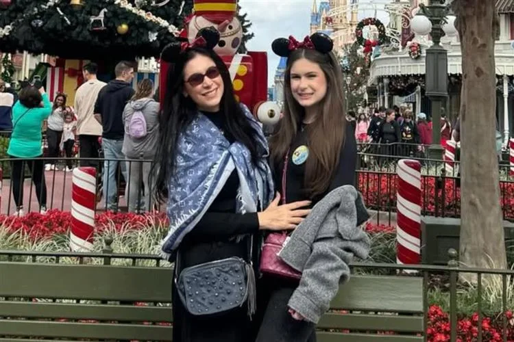 Fernanda Sousa escolheu a Disney para comemorar os 15 anos da filha Maria Paula