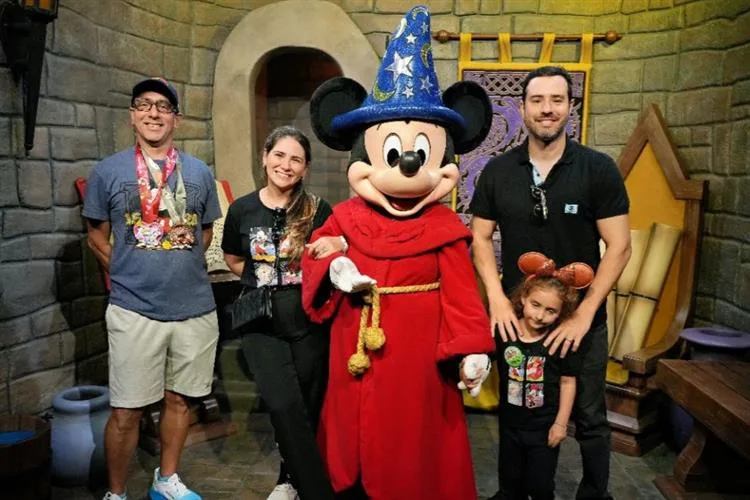 Nathália da Escóssia e Oswaldo Duarte curtindo dias de diversão na Disney com a filha, Maria Thereza