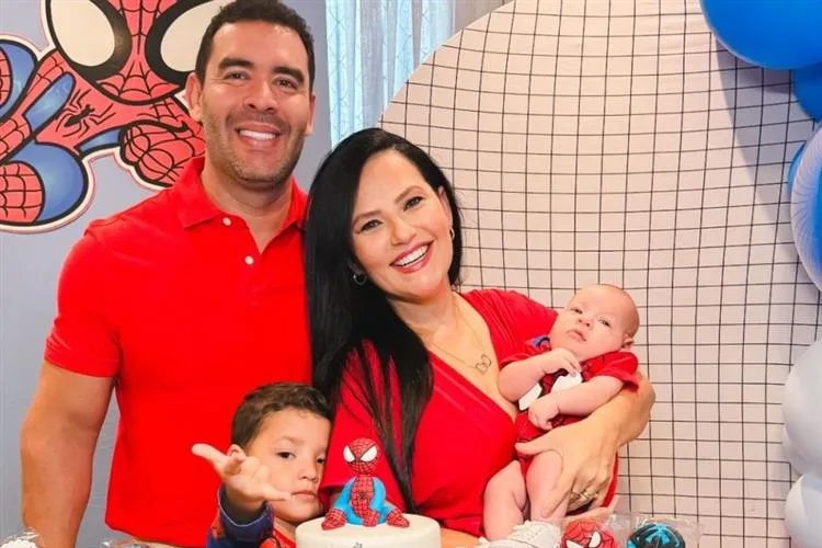 Luciana Ribeiro e Thiago Camelo festejam os dois meses do filho caçula, Liam