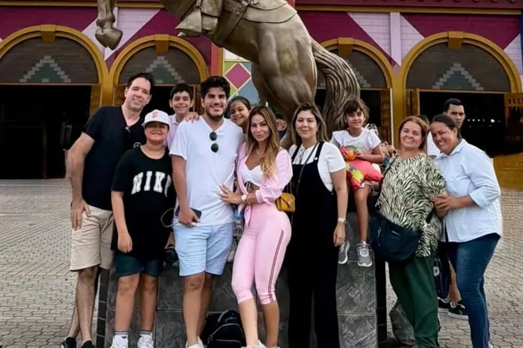 Jamile Lima curte dia de muita diversão no Beto Carrero