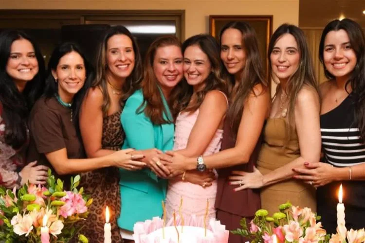 Bia Bezerra festeja passagem pela folhinha em momento de louvor e amizade