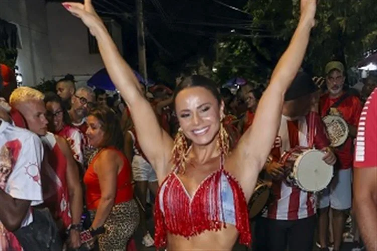 Viviane Araújo causa frisson em ensaio de rua do Salgueiro
