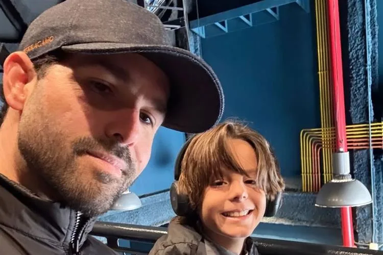 Felipe Rocha embarca para Orlando com o filho Bento para breve trip