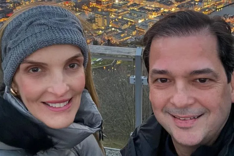 Maria Luiza e Marcelo Miranda admiram a aurora boreal em viagem pela Noruega