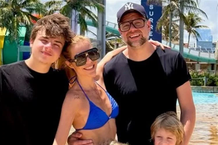 Luiza Possi em momento de diversão e alegria com a família no Beach Park