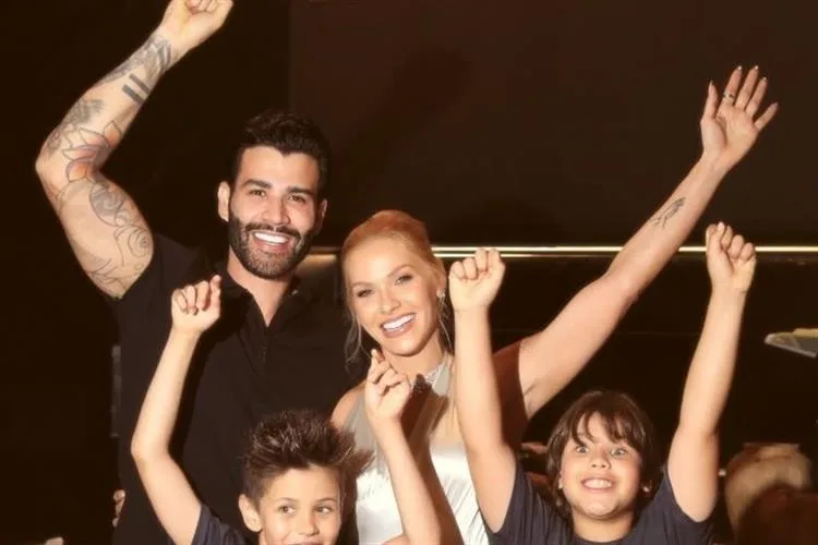 Andressa Suita comemora b-day ao lado de Gusttavo Lima e dos filhos