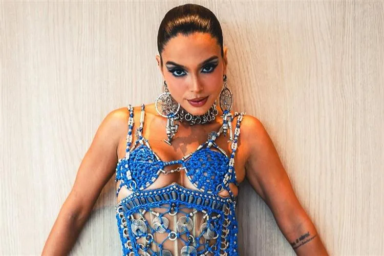 Giovanna Lancelotti rouba a cena em ensaio da Beija-Flor na orla de Copacabana