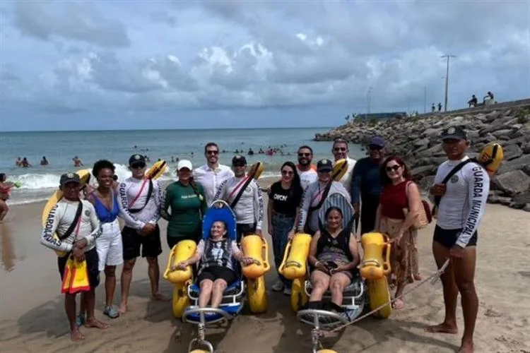 Projeto Buzão do Praia Acessível promove lazer inclusivo e autonomia em Fortaleza