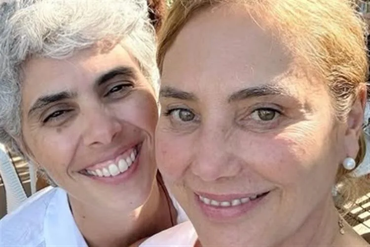 Aos 59 anos, Heloisa Perissé apresenta a namorada em público: "esperava por esse momento"