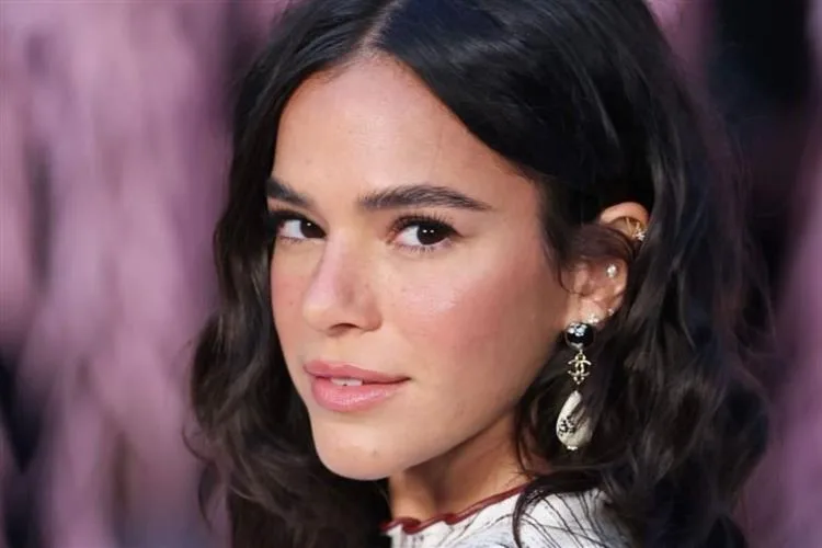 Bruna Marquezine causa frisson em desfile da Chanel na Paris Fashion Week