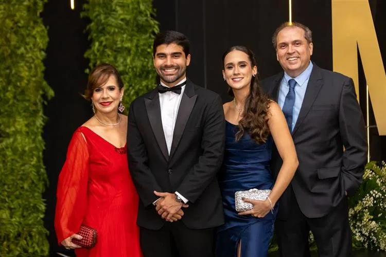 Martinha e George Assunção celebram com grande festa a formatura do filho Thiago em Medicina