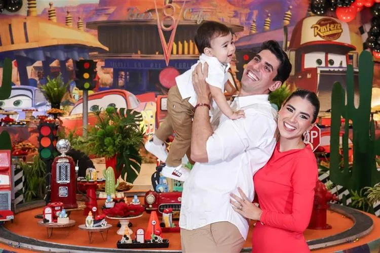 Tatiana e George Dantas assopram a primeira velinha do filho, José Miguel