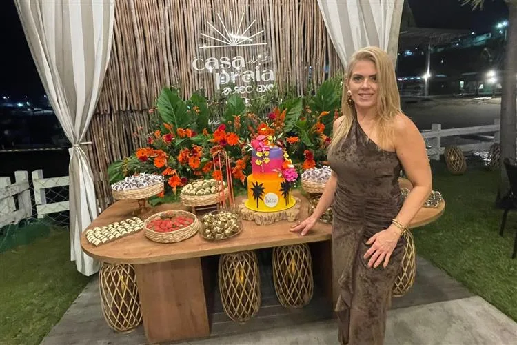 Letícia Studart festeja o novo ciclo ao pôr do sol com as amizades