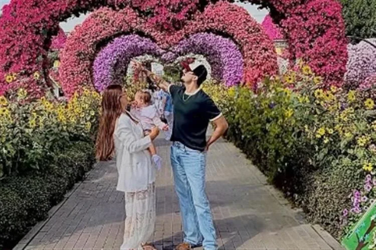 Luan Santana e Jade Magalhães apresentam Dubai para a filha, Serena