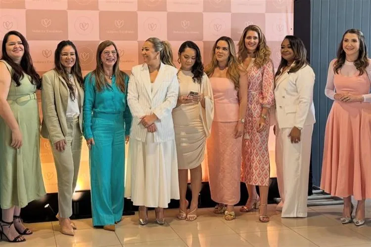 Rebeca Bastos participa de lançamento do livro "Mulheres Escolhidas" e inspira leitoras