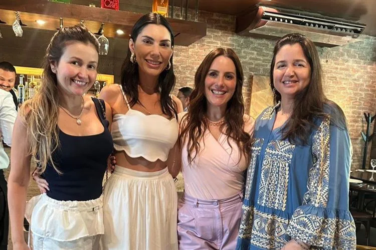 Grazi Veloso comemora b-day cercada de amor e com muita alegria