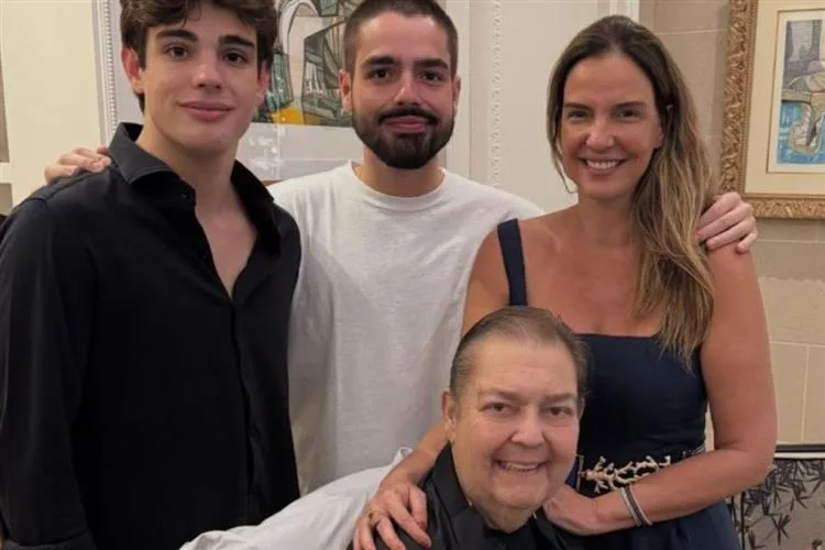 João Silva celebra 22 anos e encanta web ao compartilhar foto rara com Faustão