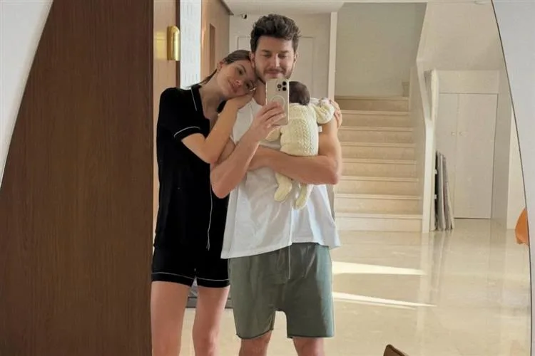 Camila Queiroz em momentos de muita fofura com a filha, Clara, em família