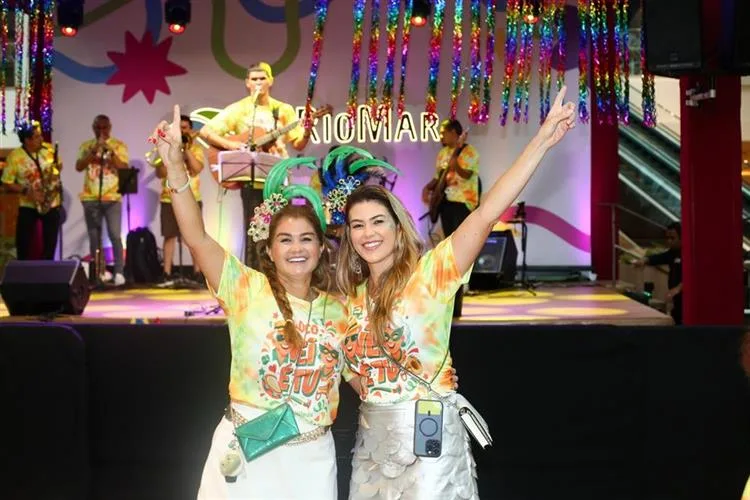 Bloco Véi é Tu invade o Shopping RioMar Fortaleza com muita animação.