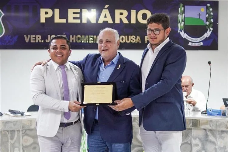 Roberto Pessoa recebe Comenda Beata Benigna Cardoso da Silva em Santana do Cariri