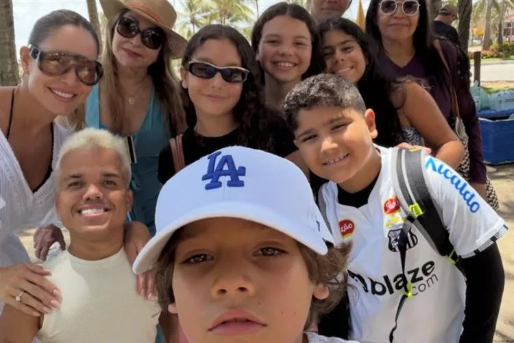 Thyane aproveita dia no Beach Park ao lado dos filhos e amigos