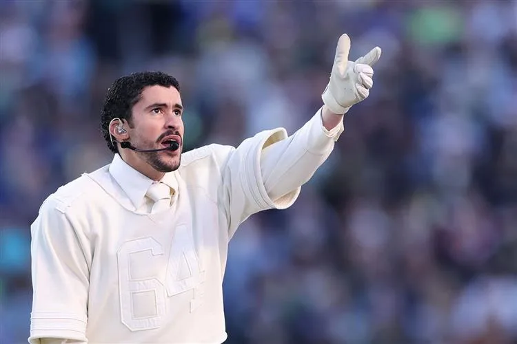 Bad Bunny entra para a história ao defender os povos latinos durante o Super Bowl