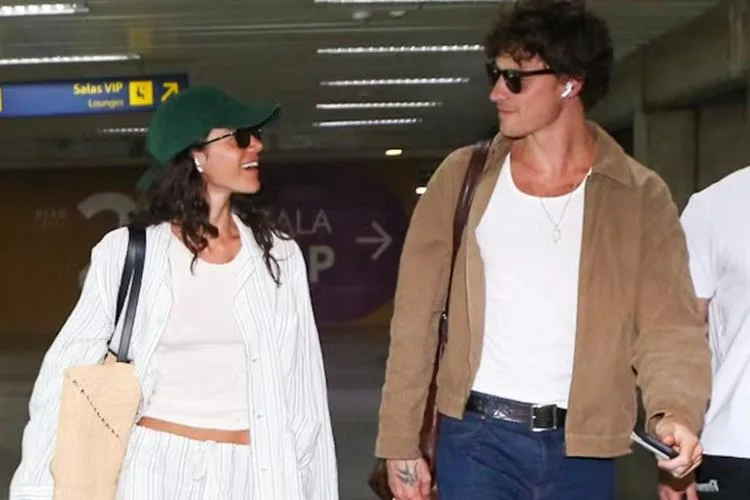 Bruna Marquezine chega a Salvador com Shawn Mendes para o Carnaval