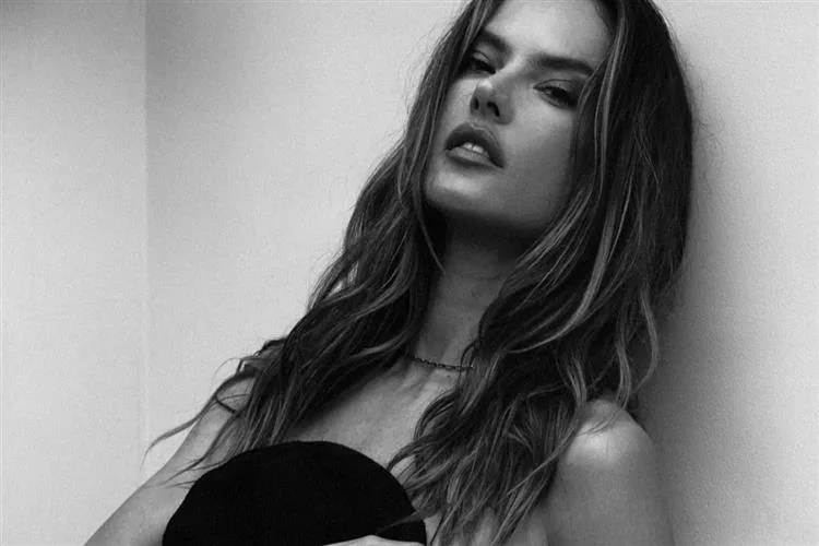 Alessandra Ambrosio sensualiza de topless em Los Angeles