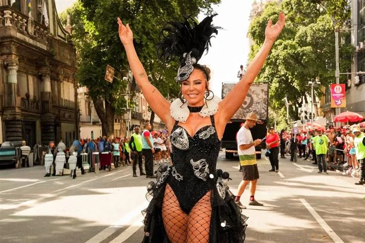 Paolla Oliveira arrasta multidão e brilha como rainha do Cordão da Bola Preta no Rio