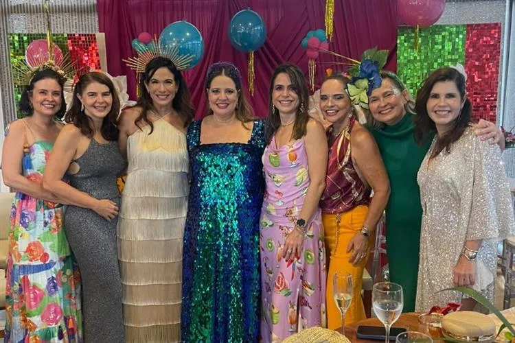 Em clima de Carnaval, Luciana Colares celebra nova idade com grupo de amigas