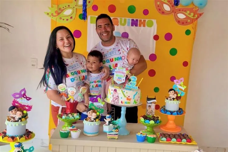 Luciana Ribeiro e Thiago Camelo celebram os três meses do filho, Liam, em clima de bloquinho
