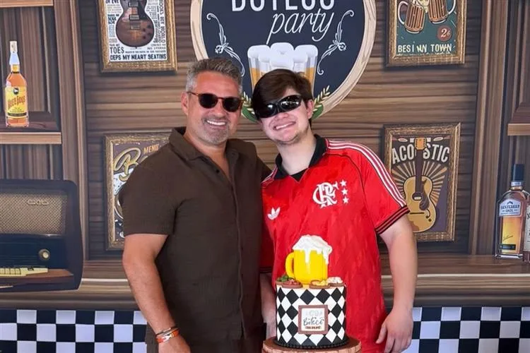 Boteco, alegria e boas vibrações marcam o aniversário de Mário Queirós
