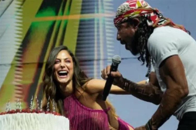 Mari Gonzalez é surpreendida por Bell Marques no Carnaval de Salvador