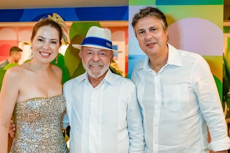 Onélia e Camilo Santana prestigiam desfile em homenagem ao Lula no Rio de Janeiro