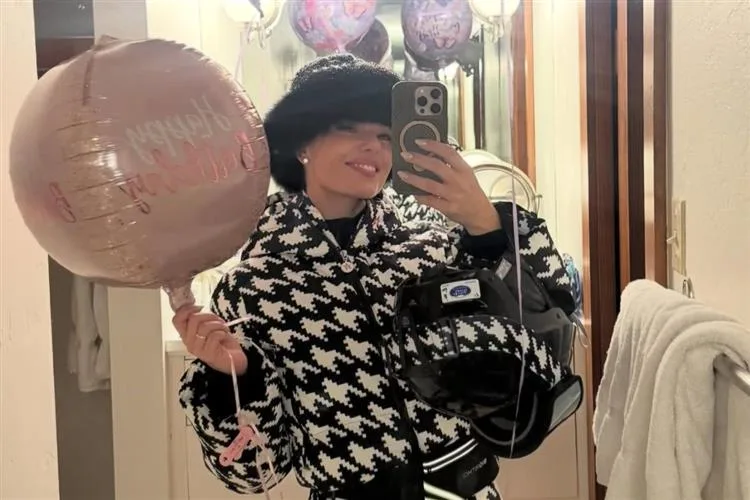 Ísis Valverde comemora aniversário com a família em clima de inverno