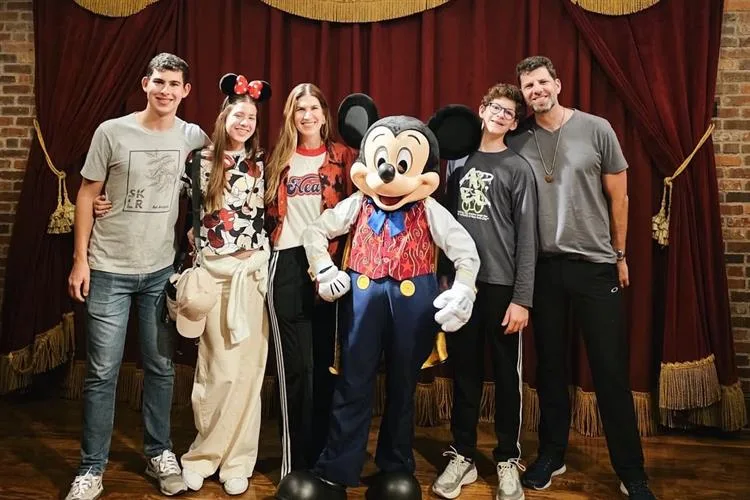 Disney recebe Ticiana de Paula e família para momentos de muita alegria