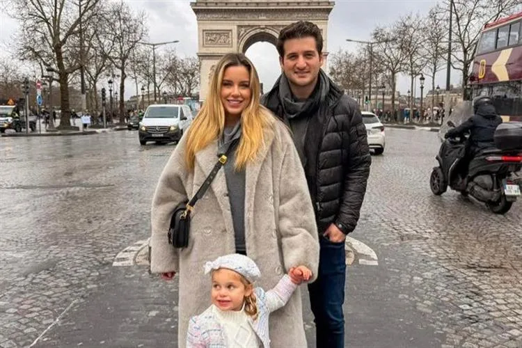 Fernanda Levy e Omar Macedo vivem dias de encantamento em Paris com a família