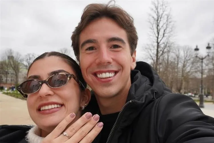 Sarah Erel e Bernardo Hartmann ficam noivos em viagem romântica