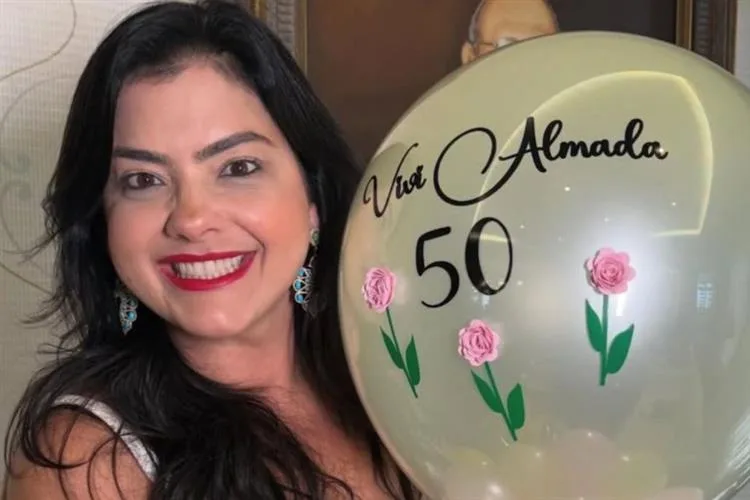 Viviane Almada comemora entrada nas cinco décadas nos tons da alegria