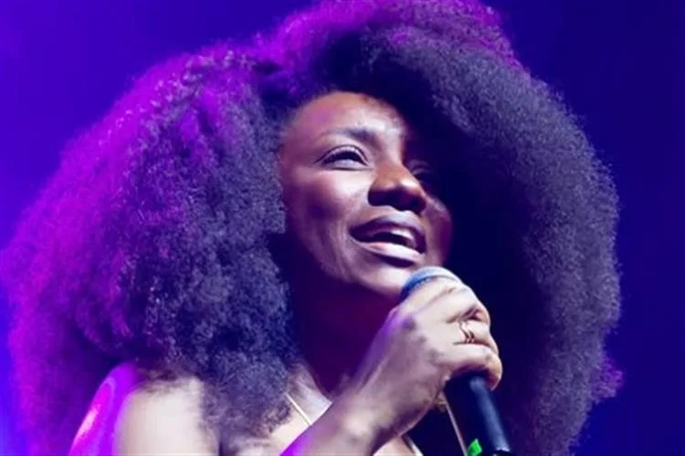 Aos 49 anos, cantora Adriana Araújo morre após aneurisma cerebral