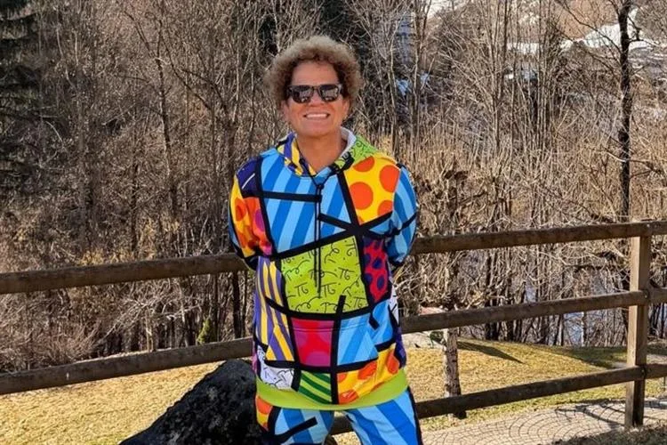 Romero Britto causa frisson com seu colorismo em meio à montanha