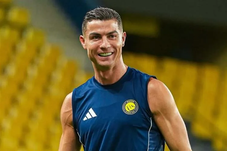 Após ter carro destruído na guerra, Cristiano Ronaldo retorna para a Europa